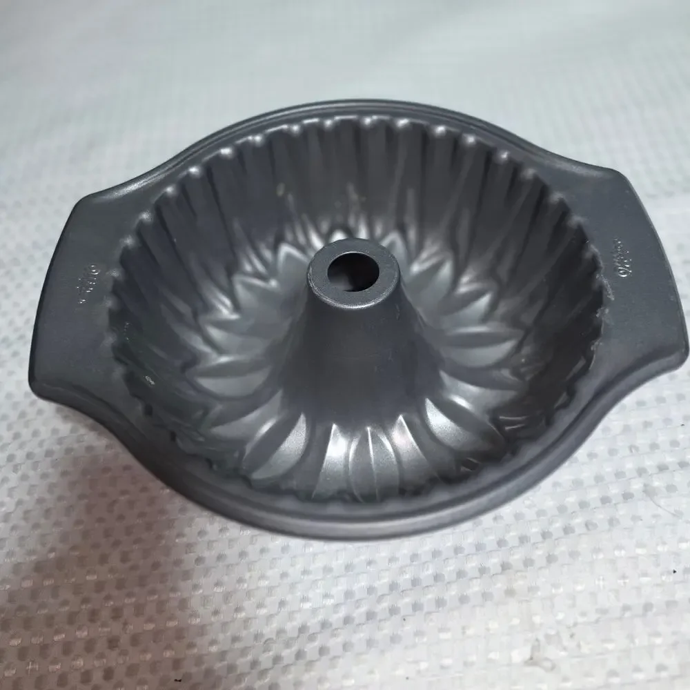WILTON BAKE IT BETTER STEEL NON STICK FLOWER FLUTED BUNDT PAN
